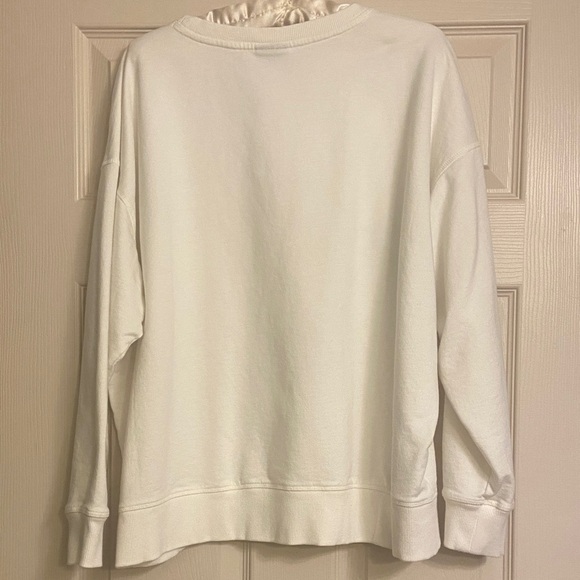 Eddie Bauer cream men’s sweatshirt with a red dog with cute hat and scarf. - Picture 4 of 6